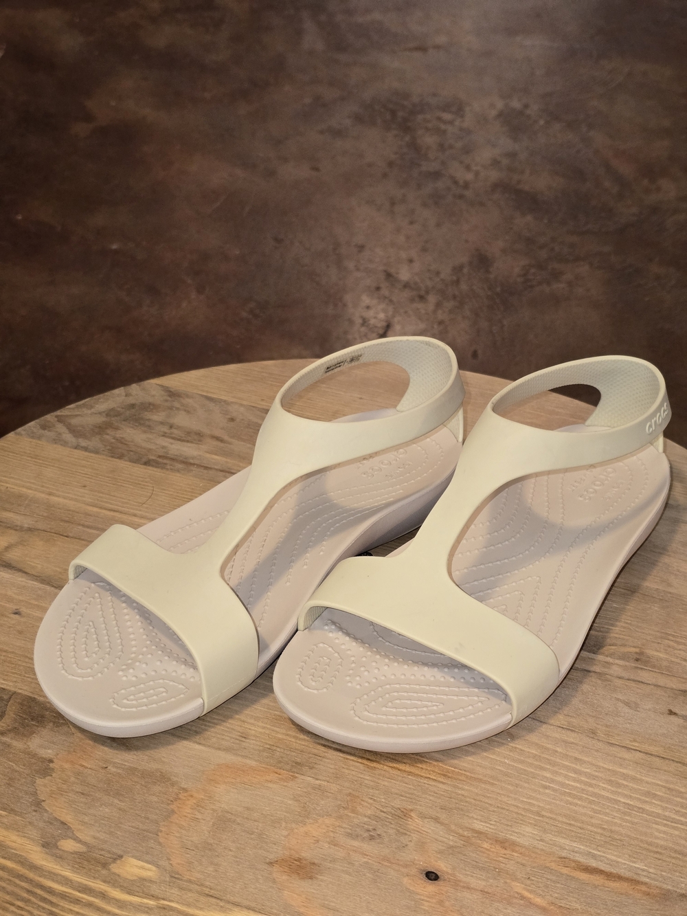 Crocs Serena Sandals Women’s Size 8 Chai Neutral Beige T-Strap Comfort
